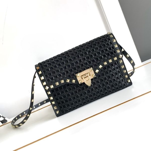 VALENTINO GARAVANI ROCKSTUD SMALL RAFFIA SHOULDER BAG BLACK 22CM