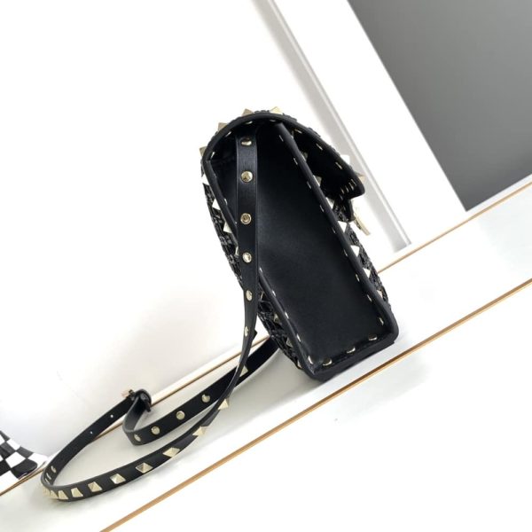 VALENTINO GARAVANI ROCKSTUD SMALL RAFFIA SHOULDER BAG BLACK 22CM