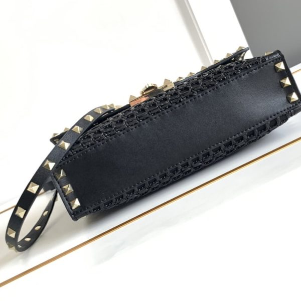 VALENTINO GARAVANI ROCKSTUD SMALL RAFFIA SHOULDER BAG BLACK 22CM