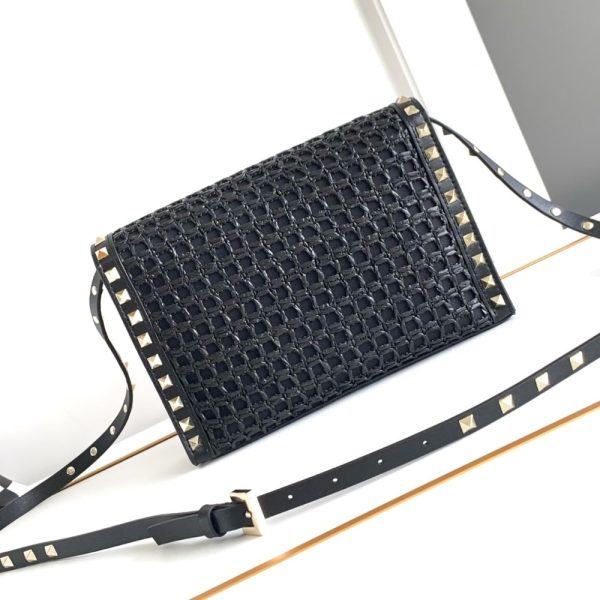 VALENTINO GARAVANI ROCKSTUD SMALL RAFFIA SHOULDER BAG BLACK 22CM