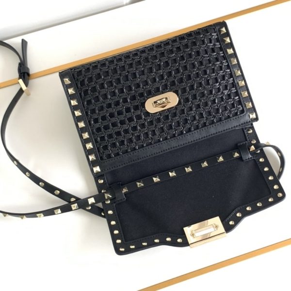 VALENTINO GARAVANI ROCKSTUD SMALL RAFFIA SHOULDER BAG BLACK 22CM