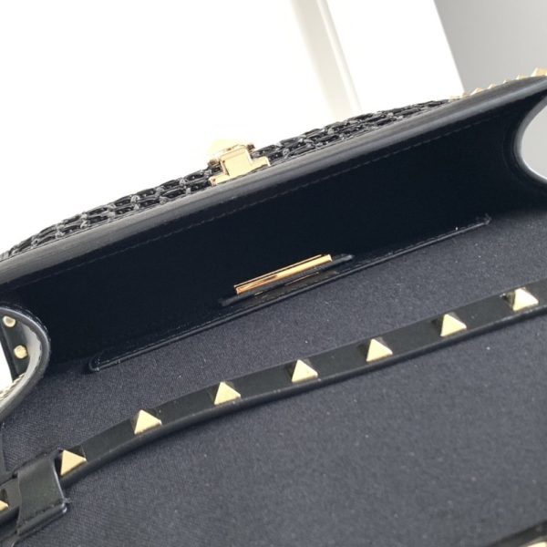 VALENTINO GARAVANI ROCKSTUD SMALL RAFFIA SHOULDER BAG BLACK 22CM
