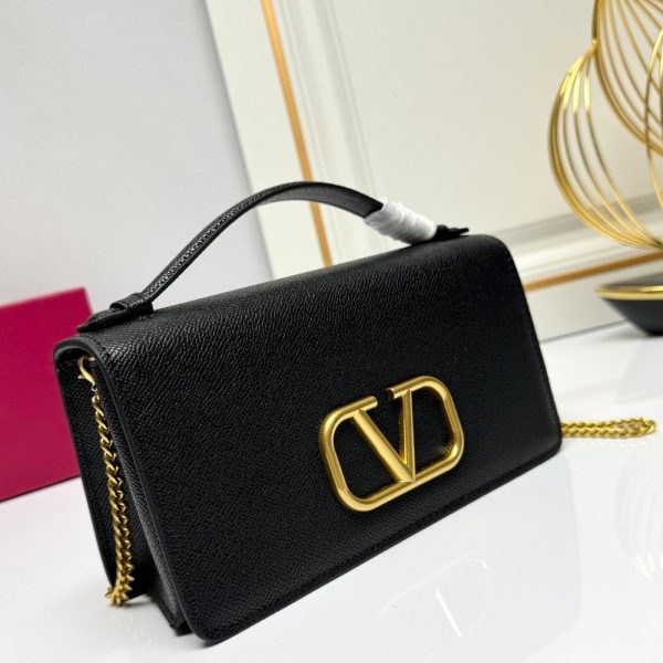 VALENTINO GARAVANI VLOGO SIGNATURE GRAINY WALLET WITH CHAIN BLACK 22CM