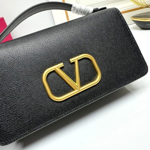 VALENTINO GARAVANI VLOGO SIGNATURE GRAINY WALLET WITH CHAIN BLACK 22CM