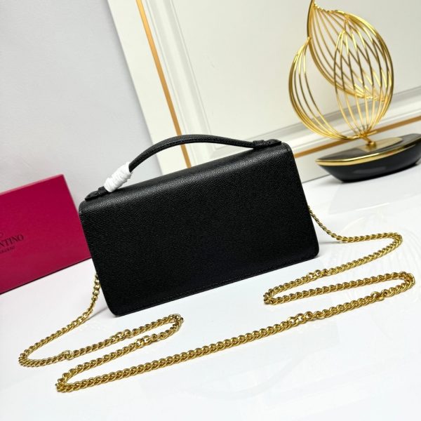 VALENTINO GARAVANI VLOGO SIGNATURE GRAINY WALLET WITH CHAIN BLACK 22CM