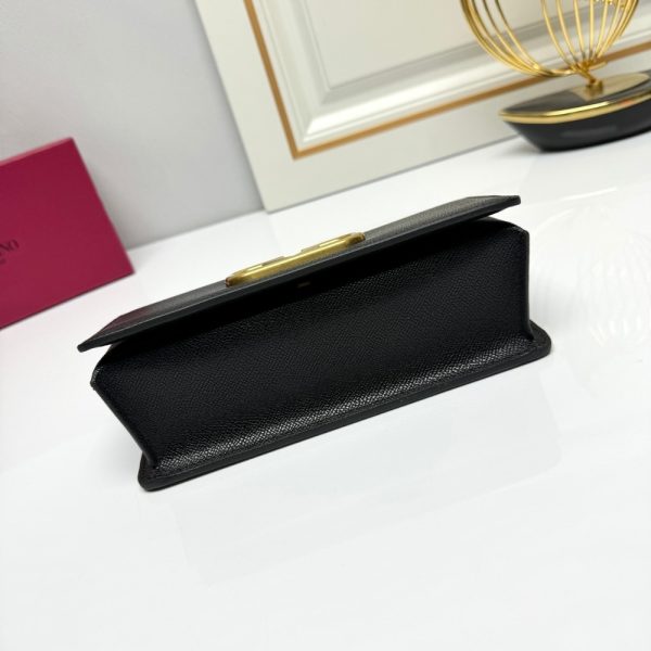 VALENTINO GARAVANI VLOGO SIGNATURE GRAINY WALLET WITH CHAIN BLACK 22CM