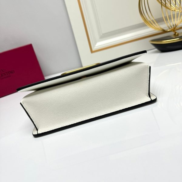 VALENTINO GARAVANI VLOGO SIGNATURE GRAINY WALLET WITH WHITE BLACK 22CM