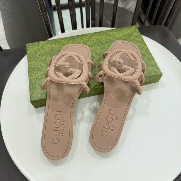 GUCCI WOMEN’S INTERLOCKING G SLIDE SANDAL LIGHT BEIGE 780307 J8700 2526