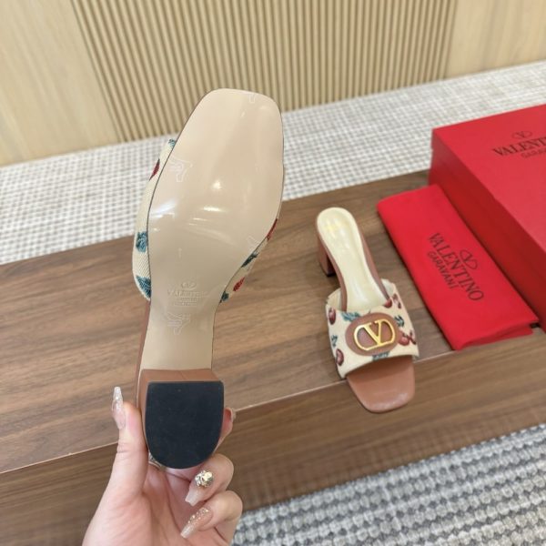 VALENTINO VLOGO SIGNATURE CHERRYFIC SLIDE SANDAL NATURAL 6W0S0MH7NNX 32H