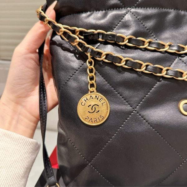 CHANEL 22 EAST WEST BAG LEATHER BLACK 39CM