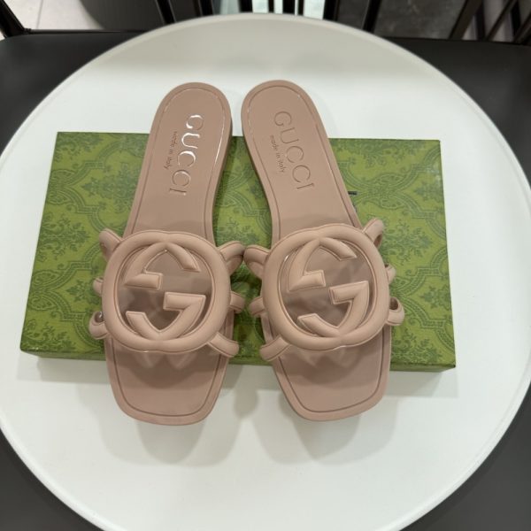 GUCCI WOMEN’S INTERLOCKING G SLIDE SANDAL LIGHT BEIGE 780307 J8700 2526