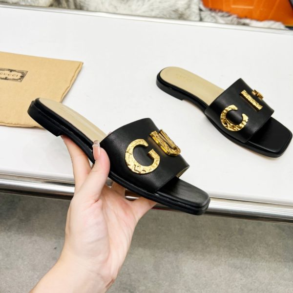 GUCCI WOMEN’S LOGO EMBELLISHED SLIDE SANDALS BLACK