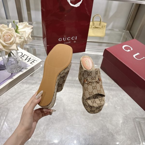 GUCCI WOMEN’S WEDGE SANDAL WITH HORSEBIT BEIGE 816328 FAB10 2547