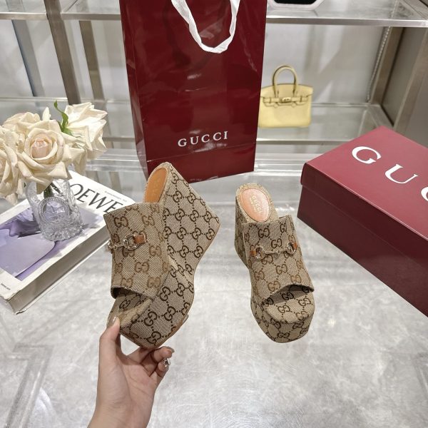 GUCCI WOMEN’S WEDGE SANDAL WITH HORSEBIT BEIGE 816328 FAB10 2547