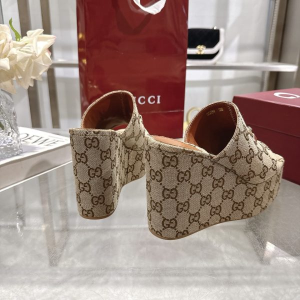 GUCCI WOMEN’S WEDGE SANDAL WITH HORSEBIT BEIGE 816328 FAB10 2547