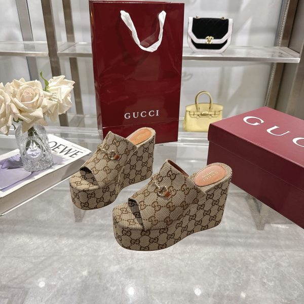 GUCCI WOMEN’S WEDGE SANDAL WITH HORSEBIT BEIGE 816328 FAB10 2547