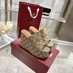 GUCCI WOMEN’S WEDGE SANDAL WITH HORSEBIT BEIGE 816328 FAB10 2547