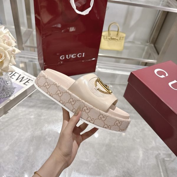 GUCCI WOMEN’S PLATFORM SLIDES WITH HORSEBIT BEIGE