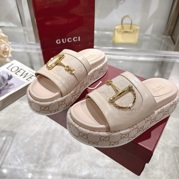GUCCI WOMEN’S PLATFORM SLIDES WITH HORSEBIT BEIGE