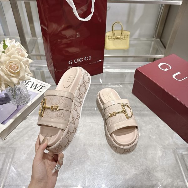 GUCCI WOMEN’S PLATFORM SLIDES WITH HORSEBIT BEIGE