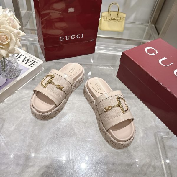GUCCI WOMEN’S PLATFORM SLIDES WITH HORSEBIT BEIGE