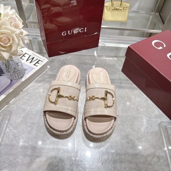GUCCI WOMEN’S PLATFORM SLIDES WITH HORSEBIT BEIGE
