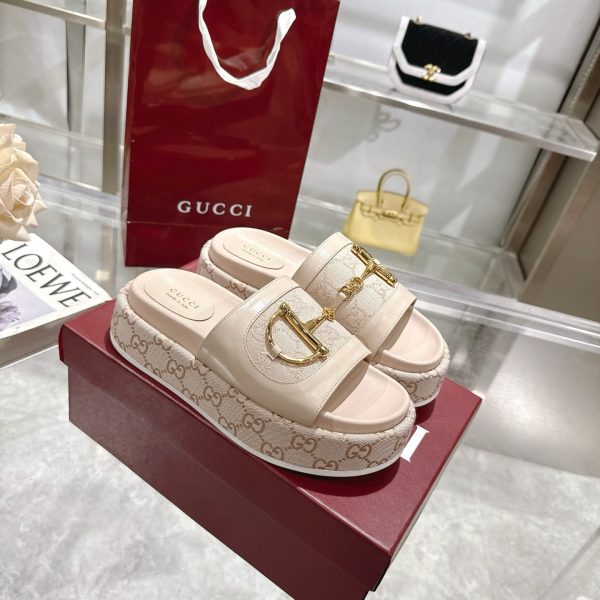 GUCCI WOMEN’S PLATFORM SLIDES WITH HORSEBIT BEIGE