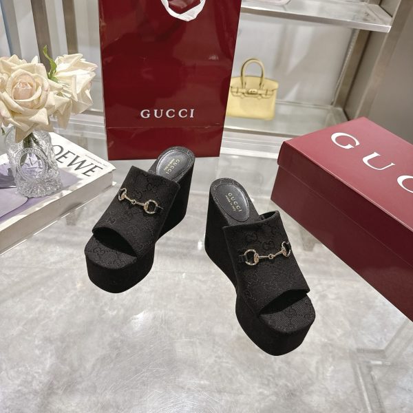 GUCCI WOMEN’S WEDGE SANDAL WITH HORSEBIT BLACK 816328 FAB10 1000