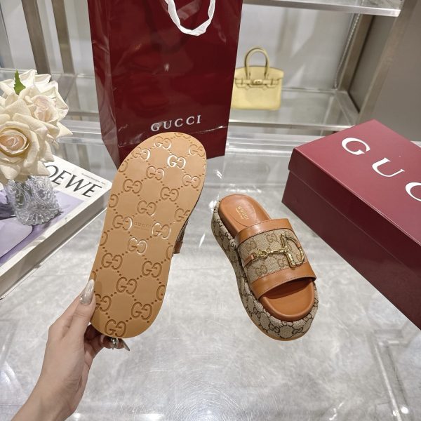 GUCCI WOMEN’S PLATFORM SLIDES WITH HORSEBIT BROWN