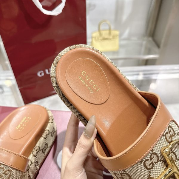 GUCCI WOMEN’S PLATFORM SLIDES WITH HORSEBIT BROWN