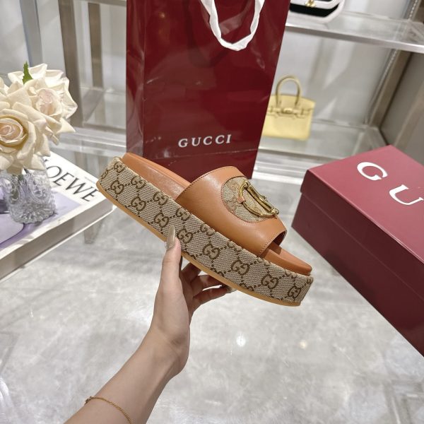 GUCCI WOMEN’S PLATFORM SLIDES WITH HORSEBIT BROWN