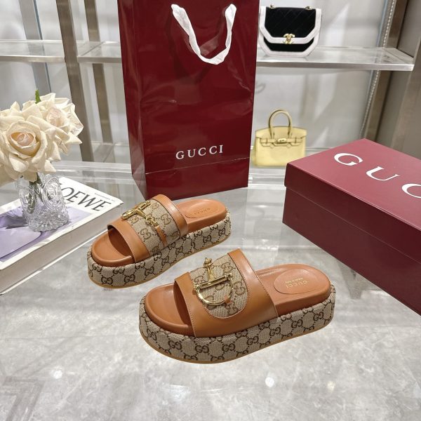 GUCCI WOMEN’S PLATFORM SLIDES WITH HORSEBIT BROWN