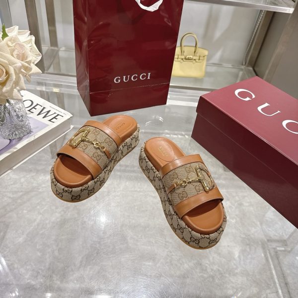GUCCI WOMEN’S PLATFORM SLIDES WITH HORSEBIT BROWN