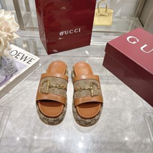 GUCCI WOMEN’S PLATFORM SLIDES WITH HORSEBIT BROWN