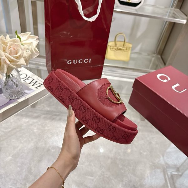 GUCCI WOMEN’S PLATFORM SLIDES WITH HORSEBIT BURGUNDY