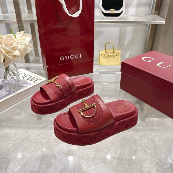 GUCCI WOMEN’S PLATFORM SLIDES WITH HORSEBIT BURGUNDY