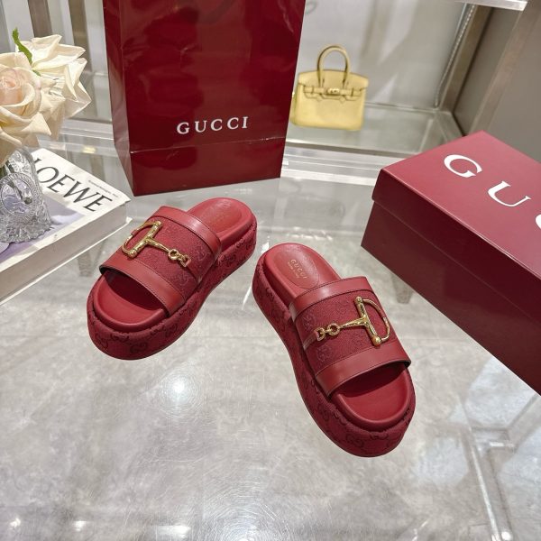 GUCCI WOMEN’S PLATFORM SLIDES WITH HORSEBIT BURGUNDY
