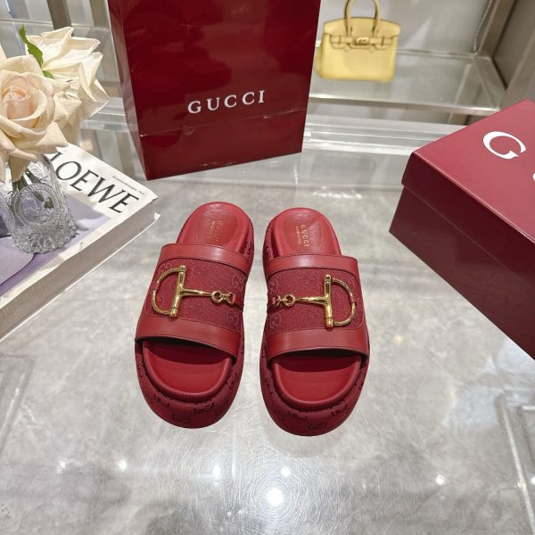 GUCCI WOMEN’S PLATFORM SLIDES WITH HORSEBIT BURGUNDY