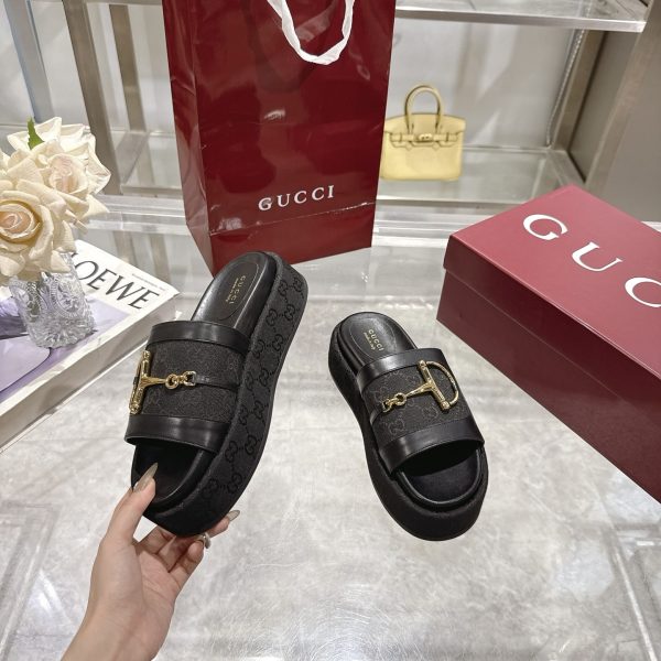 GUCCI WOMEN’S PLATFORM SLIDES WITH HORSEBIT BLACK