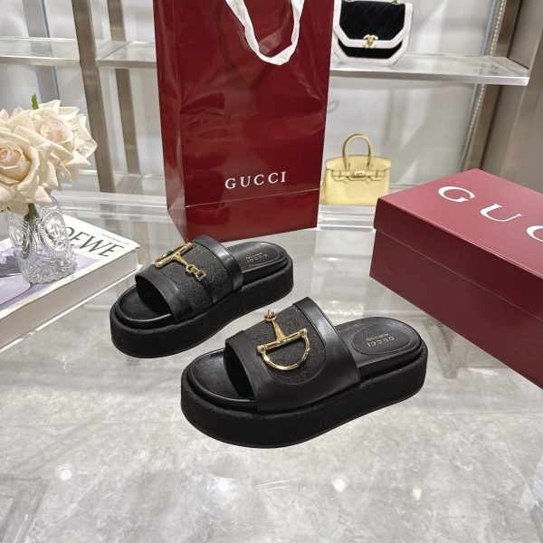 GUCCI WOMEN’S PLATFORM SLIDES WITH HORSEBIT BLACK