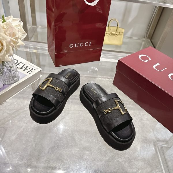 GUCCI WOMEN’S PLATFORM SLIDES WITH HORSEBIT BLACK