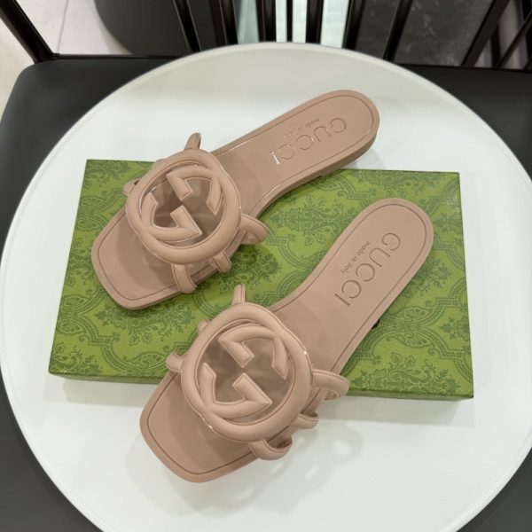 GUCCI WOMEN’S INTERLOCKING G SLIDE SANDAL LIGHT BEIGE 780307 J8700 2526
