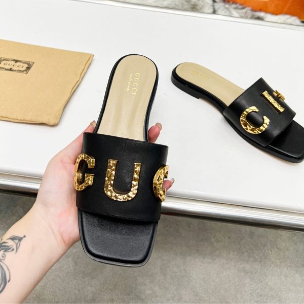 GUCCI WOMEN’S LOGO EMBELLISHED SLIDE SANDALS BLACK