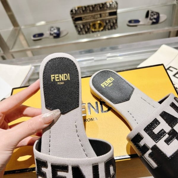 FENDI LOGO BICOLOR FLAT SANDALS WHITE