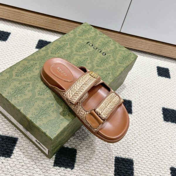 GUCCI WOMEN SANDAL WITH DOUBLE G NATURAL RAFFIA BROWN