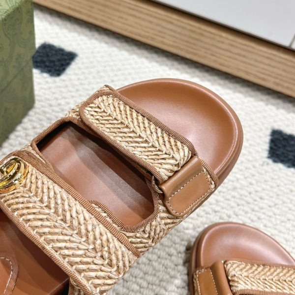 GUCCI WOMEN SANDAL WITH DOUBLE G NATURAL RAFFIA BROWN