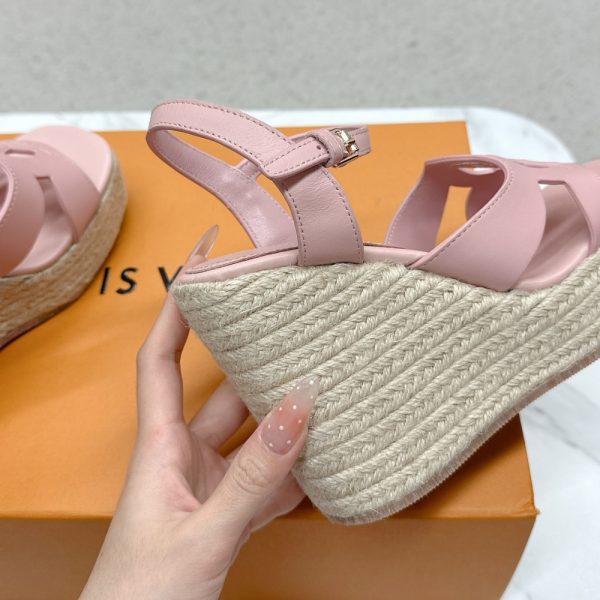 LOUIS VUIITON LV ISOLA WEDGE SANDAL ROSE 1AGYI1