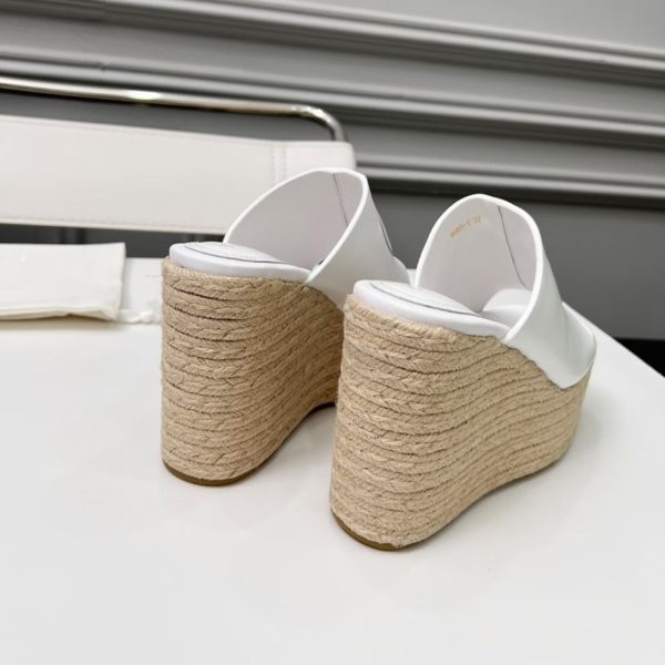 GUCCI WOMEN’S INTERLOCKING G SANDAL WHITE