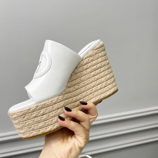 GUCCI WOMEN’S INTERLOCKING G SANDAL WHITE