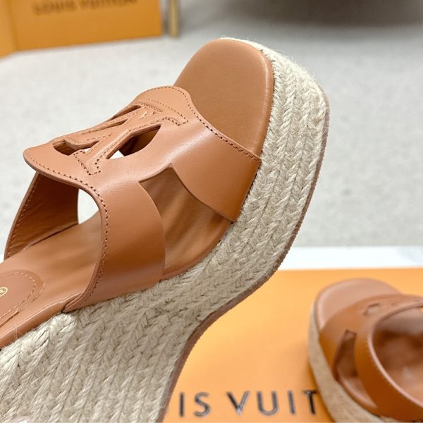 LOUIS VUIITON LV ISOLA WEDGE SANDAL COGNAC 1ACI7N
